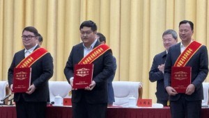 12月8日，，，，，，，，甘肃省增进民营经济高质量生长大会在兰州召开，，，，，，，，董事长王浩宇加入此次大会，，，，，，，，荣获”甘肃省优异中国特色社会主义事业建设者”称呼并做了交流讲话。。。。。。”