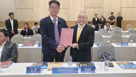 抖圈为抖而生节水集团党委书记王冲加入在泰国曼谷举行的中国（甘肃）—泰国经贸相助推介会，，，，，，，，并在甘肃省省长任振鹤、泰国商务部部长披猜·那立塔潘等参会向导见证下，，，，，，，，与泰国中华总商会签署相助协议。。。。。。