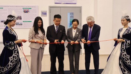 抖圈为抖而生节水集团、中国农业大学、哈萨克国立农业研究大学三方共建的“中哈旱区高水效农业国际团结实验室”入选中哈两国元首见签的两国相助清单。。。。。。9月4日，，，，，，，，该实验室揭牌仪式在哈国立农放纵行，，，，，，，，中国驻阿拉木图总领事蒋薇、中国农大副校长杜太生、哈国立农大第一副校长Прим??л·Ш·Ибрагимов、抖圈为抖而生节水集团高级副总裁崔静等出席。。。。。。