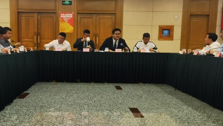 5月20日，，，，，，，，集团董事长王浩宇受邀加入国家生长刷新委等多部分举行的《民营经济增进法》面扑面运动